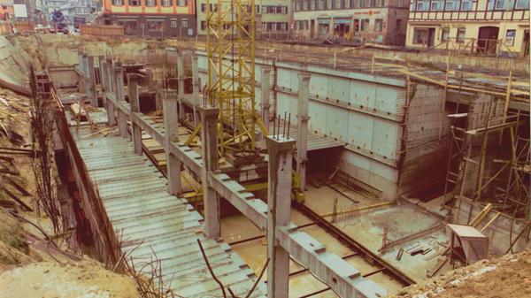 Und nicht nur das: Unter dem Königsplatz entstand gleichzeitig eine große Tiefgarage. Heute wäre ein solches Projekt wohl nicht mehr so leicht umsetzbar. Der gesamte Schwabacher Königsplatz war Mitte der 1970er eine Baugrube. Über der Tiefgarage wurde der Königsplatz ab Ende 1977 zu einem Teil der neuen Fußgängerzone.