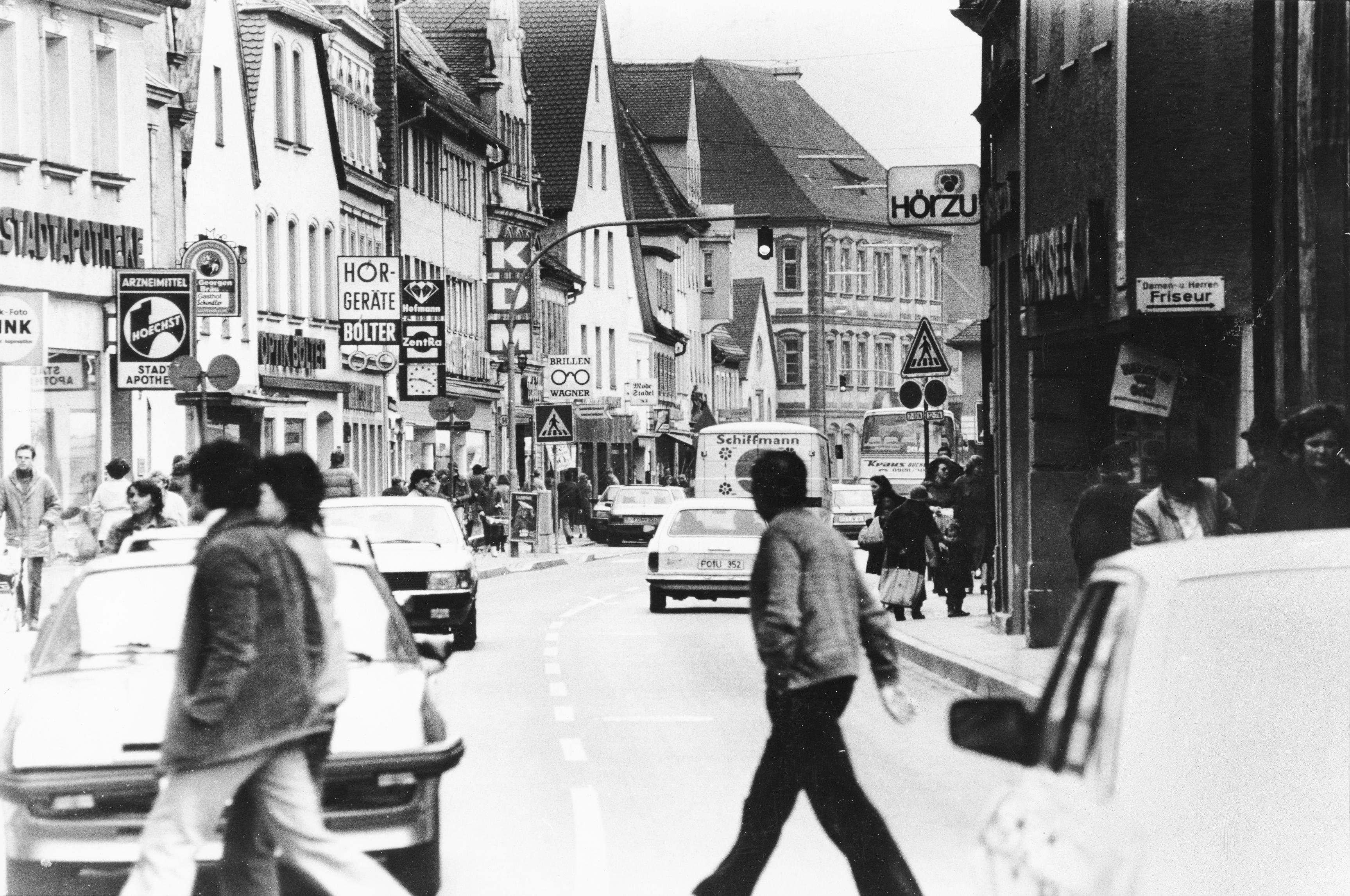 Anders als in vielen anderen Städten der Region war Forchheims Innenstadt noch lange von Autos geprägt, wie dieses Bild aus den 1980ern bezeugt.