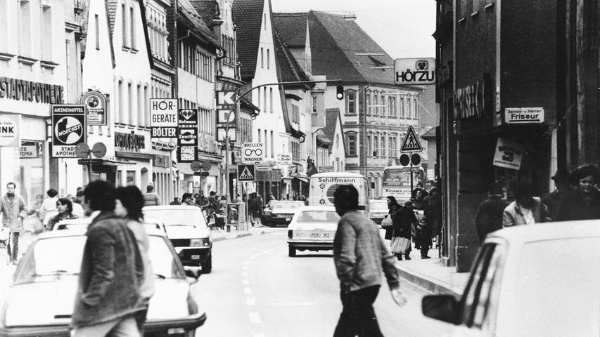 Anders als in vielen anderen Städten der Region war Forchheims Innenstadt noch lange von Autos geprägt, wie dieses Bild aus den 1980ern bezeugt.