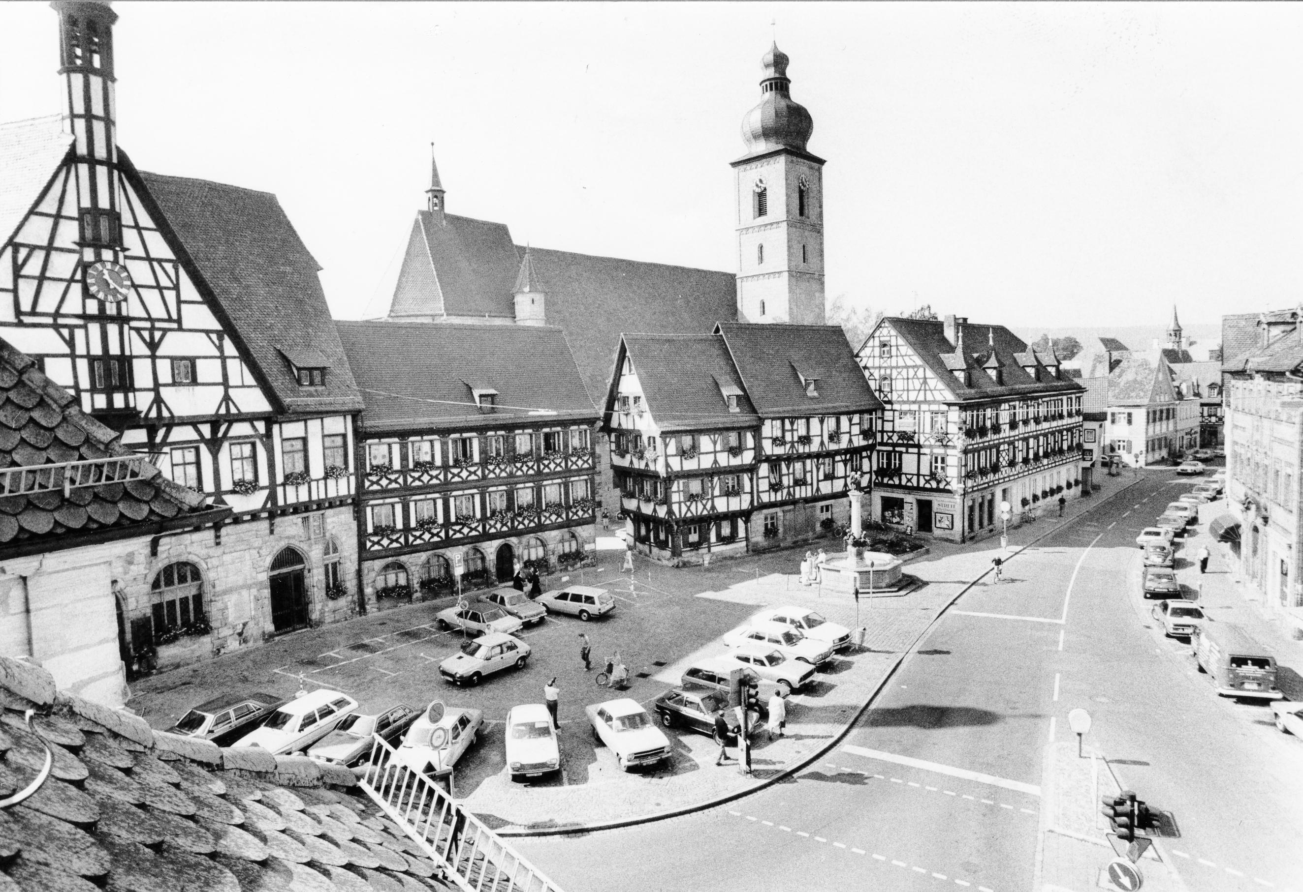 Auch vor dem historischen Rathaus wurde in den 1980ern noch fleißig geparkt.
