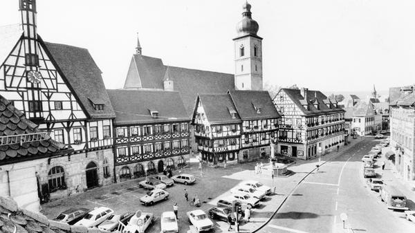 Auch vor dem historischen Rathaus wurde in den 1980ern noch fleißig geparkt.