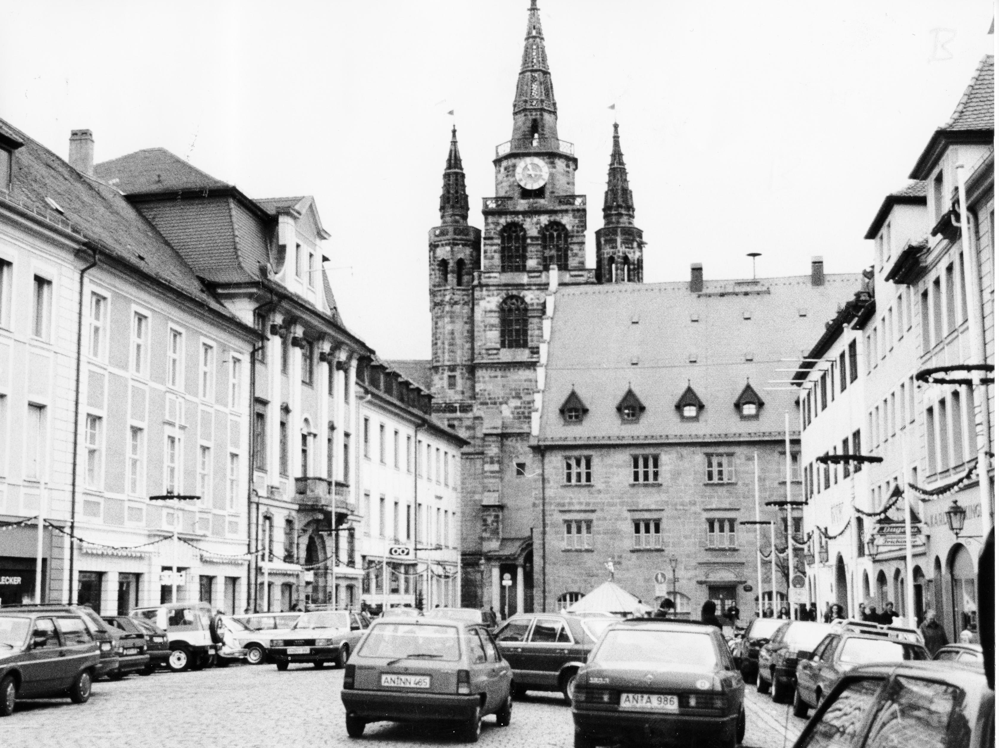 Wie sich die Ansbacher Innenstadt durch die Fußgängerzone, die ab 1978 nach und nach entstand, wandelte, sieht man an diesen beiden Bildern des Martin-Luther-Platzes. Auf dem ersten ist er ein unansehnlicher Marktplatz,...