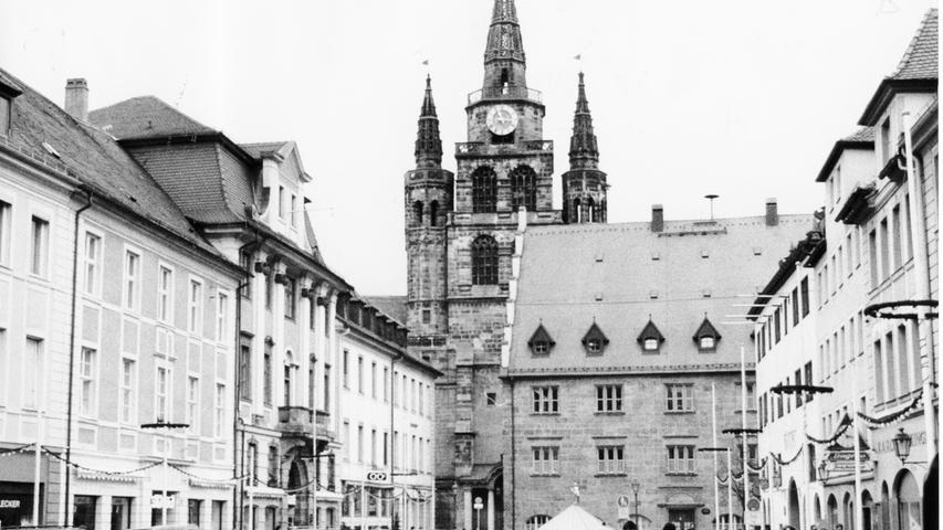 Wie sich die Ansbacher Innenstadt durch die Fußgängerzone, die ab 1978 nach und nach entstand, wandelte, sieht man an diesen beiden Bildern des Martin-Luther-Platzes. Auf dem ersten ist er ein unansehnlicher Marktplatz,...