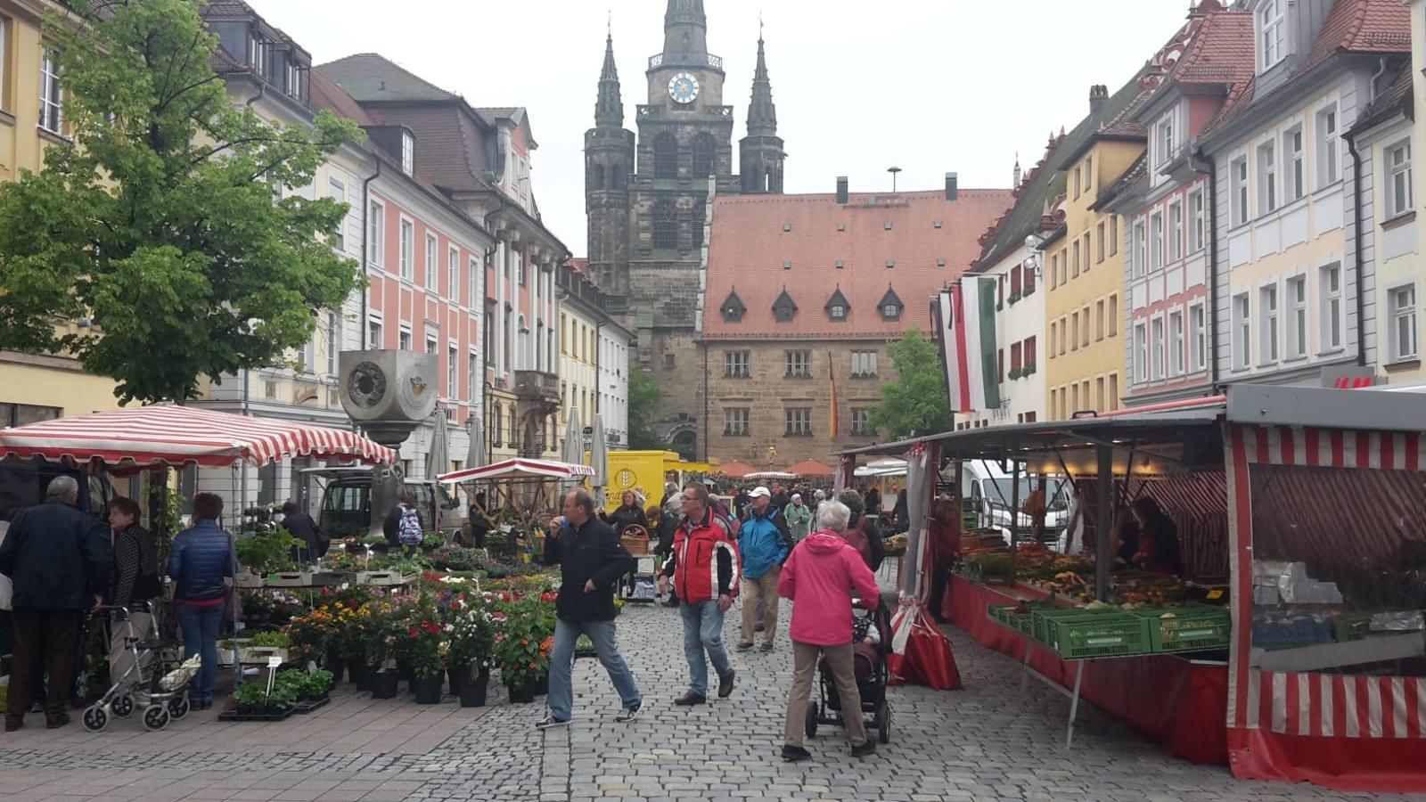 Auf dem zweiten hingegen ein schöner Marktplatz. Die Buden stehen dort natürlich nicht immer - die Autos allerdings auch nicht mehr.