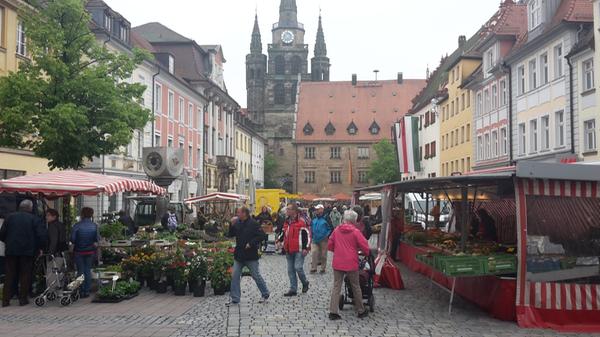 Auf dem zweiten hingegen ein schöner Marktplatz. Die Buden stehen dort natürlich nicht immer - die Autos allerdings auch nicht mehr.