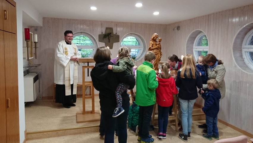 Der katholische Frauenbund Treuchtlingen hatte kürzlich zur Kindermaiandacht eingeladen. In der vollbesetzten Konradskapelle wurde durch eine Geschichte über die kleinen oft unscheinbaren Gänseblümchen der Bezug zu Maria, der Mutter von Jesus hergestellt. Die Deutung dazu zeigte, dass es oft nicht die Großen und Schönen sind, die die Welt verändern – sondern die, die unscheinbar und still an einer kleinen Stelle einfach da sind, wenn sie gebraucht werden. Die Kinder durften während der Andacht den Marienaltar mit vielen kleinen Gänseblümchensträußchen schmücken und waren mit Eifer dabei. Im Anschluss gab es im Pfarrheim einen besinnlichen Ausklang mit den Kindern, ihren Eltern und Großeltern. Der katholische Frauenbund Treuchtlingen hatte kürzlich zur Kindermaiandacht eingeladen. In der vollbesetzten Konradskapelle wurde durch eine Geschichte über die kleinen oft unscheinbaren Gänseblümchen der Bezug zu Maria, der Mutter von Jesus hergestellt. Die Deutung dazu zeigte, dass es oft nicht die Großen und Schönen sind, die die Welt verändern – sondern die, die unscheinbar und still an einer kleinen Stelle einfach da sind, wenn sie gebraucht werden. Die Kinder durften während der Andacht den Marienaltar mit vielen kleinen Gänseblümchensträußchen schmücken und waren mit Eifer dabei. Im Anschluss gab es im Pfarrheim einen besinnlichen Ausklang mit den Kindern, ihren Eltern und Großeltern.