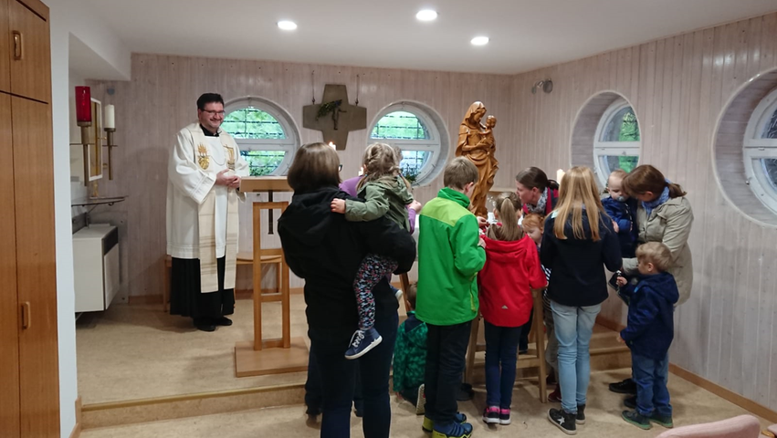 Der katholische Frauenbund Treuchtlingen hatte kürzlich zur Kindermaiandacht eingeladen. In der vollbesetzten Konradskapelle wurde durch eine Geschichte über die kleinen oft unscheinbaren Gänseblümchen der Bezug zu Maria, der Mutter von Jesus hergestellt. Die Deutung dazu zeigte, dass es oft nicht die Großen und Schönen sind, die die Welt verändern – sondern die, die unscheinbar und still an einer kleinen Stelle einfach da sind, wenn sie gebraucht werden. Die Kinder durften während der Andacht den Marienaltar mit vielen kleinen Gänseblümchensträußchen schmücken und waren mit Eifer dabei. Im Anschluss gab es im Pfarrheim einen besinnlichen Ausklang mit den Kindern, ihren Eltern und Großeltern.