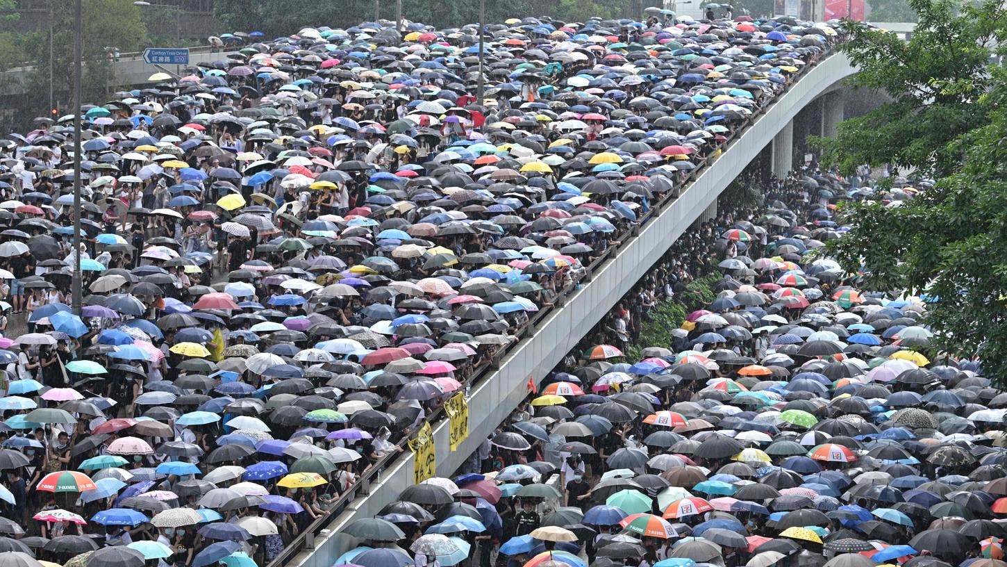 Die "Regenschirm"-Bewegung leistet in Hongkong massiven Widerstand gegen das geplante Auslieferungsabkommen mit China. Trotzdem will Regierungschefin Lam das Gesetz durchbringen.