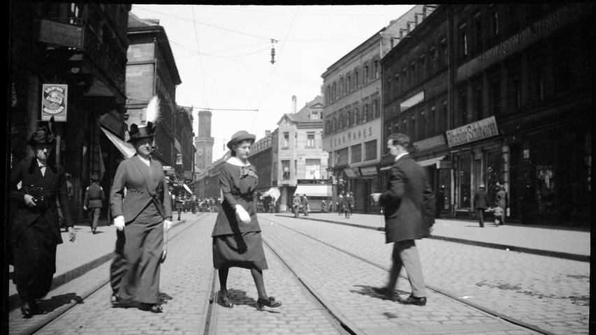 Später wurde das Straßenbahnnetz vergrößert, ab 1928 etwa konnte man damit etwa von der Innenstadt bis zur Billinganlage gelangen.