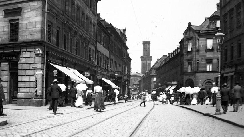 Geschäfte gab es hier schon immer. Aber die Schwabacher Straße in Fürth war auch eine Hauptverkehrsstraße - und das lange, bevor sich Städte mit dem Thema Fußgängerzonen beschäftigten.