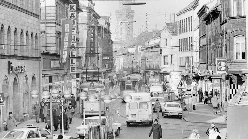 Während der südliche innerstädtische Abschnitt schon Fußgängerzone war, blieb der nördliche Teil der Schwabacher Straße zwischen Rathaus und Rudolf-Breitscheid-Straße noch einige Jahre unangetastet. Das Foto zeigt ihn im Februar 1981.