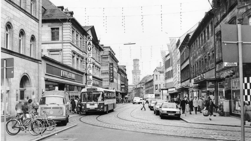 Mit der U-Bahn-Verbindung nach Nürnberg ab 1982 wurde der Straßenbahnbetrieb eingestellt. In der Schwabacher Straße fuhren nun Busse. Das Foto entstand im November 1982.