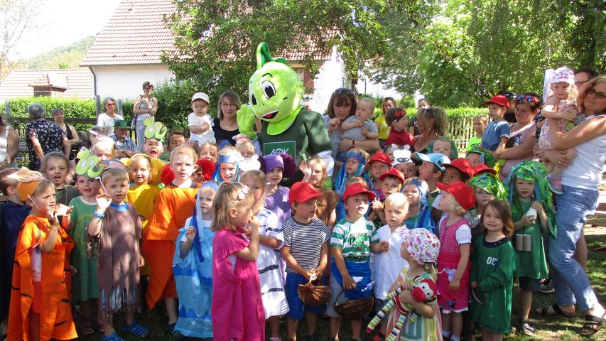 Ein ganzes Jahr hat der evangelische Kindergarten mit dem AOK Kita-Programm JolinchenKids gearbeitet und Lern- und Beschäftigungsseinheiten zu Ernährung, Bewegung und seelischem Wohlbefinden angeboten. Es war dann für die Kinder eine große Überrraschung, als das „echte Jolinchen“ das Sommerfest besuchte und jedem Kind und auch manchem Erwachsenen machte das Erinnerungsfoto viel Spaß. JolinchenKids gewinnt Kinder mit spannenden Geschichten rund um das Thema Gesundheit. Wenn sie mit Drachenkind Jolinchen auf Entdeckungsreise gehen, wird ihre Neugier geweckt. Jolinchen ist Vorbild: fröhlich, sympathisch, aktiv und sportlich. Zudem isst Jolinchen gern Gesundes, probiert viel aus und ist neugierig. Das Drachenkind hat schon viele aufregende Orte besucht und nimmt die Kinder mit ins „Gesund-und-lecker-Land“, in den „Fitmach-Dschungel“ und die „Insel Fühl-mich-gut“. Ein ganzes Jahr hat der evangelische Kindergarten mit dem AOK Kita-Programm JolinchenKids gearbeitet und Lern- und Beschäftigungsseinheiten zu Ernährung, Bewegung und seelischem Wohlbefinden angeboten. Es war dann für die Kinder eine große Überrraschung, als das „echte Jolinchen“ das Sommerfest besuchte und jedem Kind und auch manchem Erwachsenen machte das Erinnerungsfoto viel Spaß. JolinchenKids gewinnt Kinder mit spannenden Geschichten rund um das Thema Gesundheit. Wenn sie mit Drachenkind Jolinchen auf Entdeckungsreise gehen, wird ihre Neugier geweckt. Jolinchen ist Vorbild: fröhlich, sympathisch, aktiv und sportlich. Zudem isst Jolinchen gern Gesundes, probiert viel aus und ist neugierig. Das Drachenkind hat schon viele aufregende Orte besucht und nimmt die Kinder mit ins „Gesund-und-lecker-Land“, in den „Fitmach-Dschungel“ und die „Insel Fühl-mich-gut“.