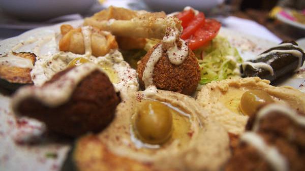 Das Orient Restaurant "DER EXPRESS" wurde gleich mehrfach für seine Falafel empfohlen. Es bietet aber auch andere arabisch-libanesische Spezialitäten an, zu finden ist es in der Kernstraße 5 in Nürnberg.