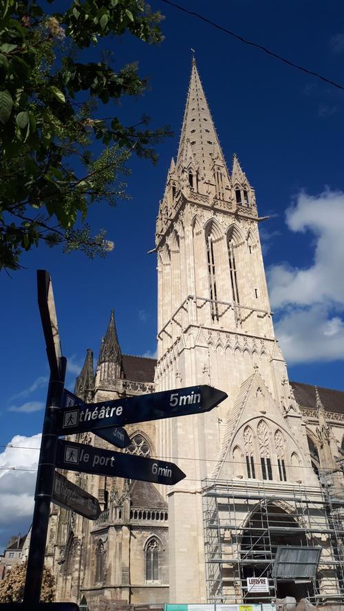 Erbaut aus dem hellen Kalkstein der Region macht St. Pierre, eine der großen Stadtkirchen von Caen,dank der Reinigungen und Restaurierungen wieder einen geradezu blendenden Eindruck.