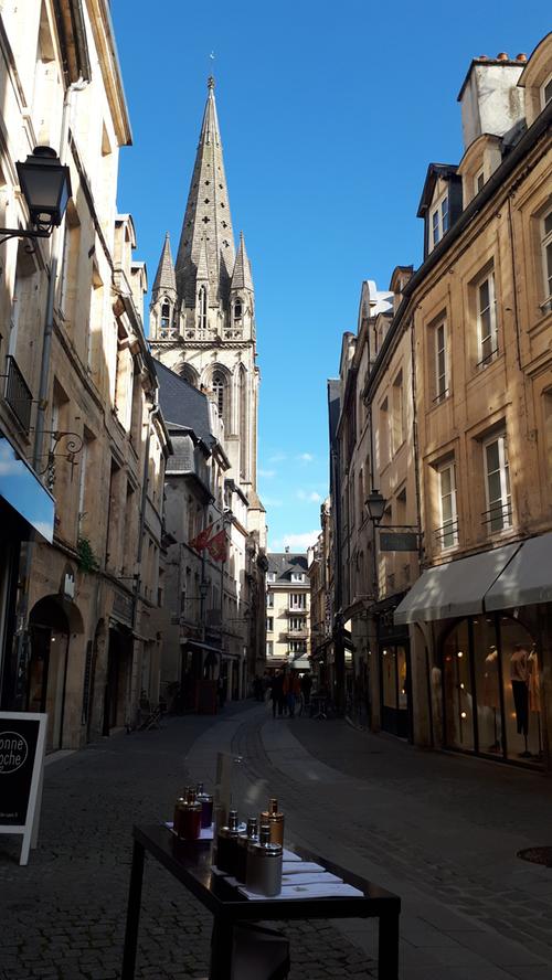 Pittoresk: Hübsche, kleine und originelle Geschäfte, meist in historischem Gemäuer, säumen die "Rue froide" in Caen.