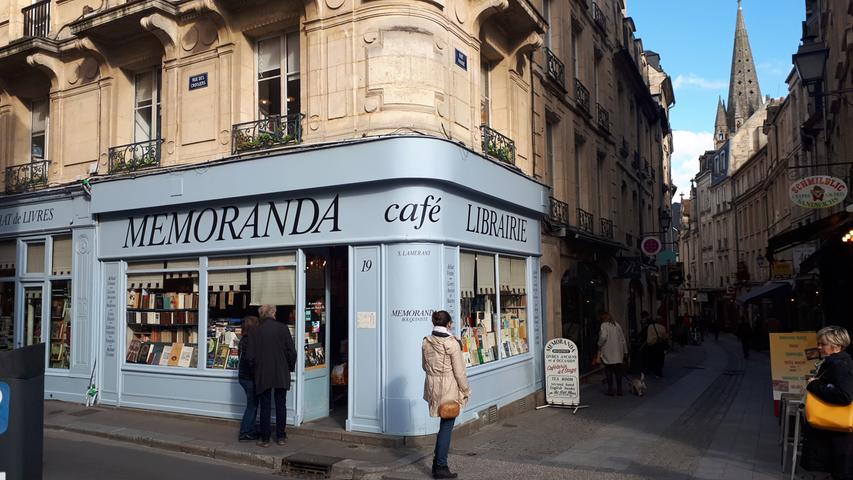 Unvergesslich: Auf den ersten Blick herrscht in der Buchhandlung "Mémoranda" in Caen ein heilloses Durcheinander. Aber das lässt alle Entdeckerherzen höher schlagen - und auch wer mit Französisch nichts am Hut hat, kann die Café-Atmosphäre im ersten Stock genießen.
