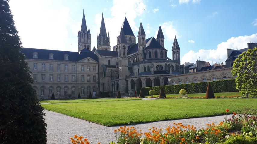 Die Abbaye aux Hommes in Caen - eine der beiden eindrucksvollen einstigen Klosteranlagen aus dem 11. Jahrhundert. Wilhelm der Eroberer, der hier auch seine letzte Ruhestätte fand, hatte die Männerabtei, seine Frau Mathilde die "Abbaye aux Dames" gestiftet.