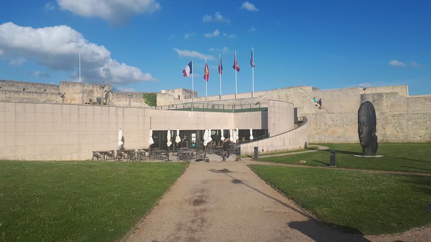 Das moderne Kunstmuseum auf dem weitläufigen, einstigen Burggelände von Caen. Das Freigelände dient auch als Ausstellungsfläche für moderne Skulpturen.