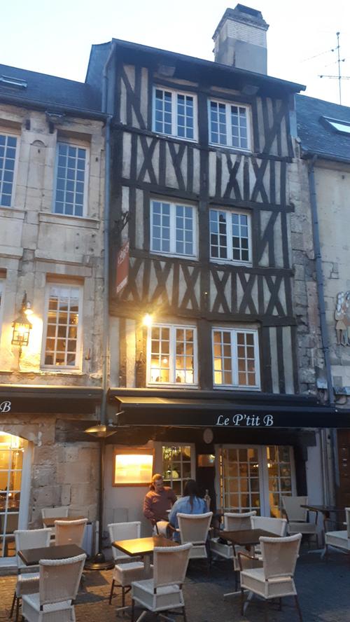 Im historischen Vaugueux-Viertel von Caen dominieren kleine und mittelgroße Lokale. Bekannt ist neben dem "P'tit B" auch "La Mome" nach dem Spitznamen von Edith Piaf, die hier eingekehrt sein soll.