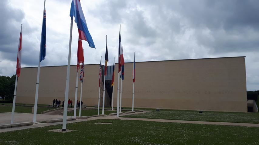 Nach einem Entwurf des Architekten Jacques Millet erinnert das vor 31 Jahren eröffnete "Mémorial de Caen" an die bunkerartigen Befestigungen und mit dem Eingang symbolisch an die Bresche und den Durchbruch, der den Alliierten am D-Day gelungen ist.
