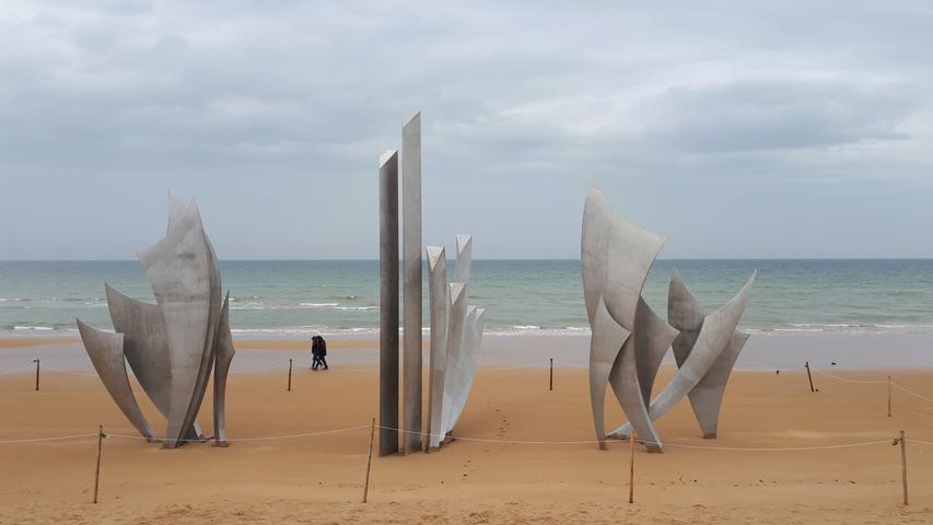 Die moderne Skulptur "Les Braves" am Omaha-Beach-Mahnmal.
