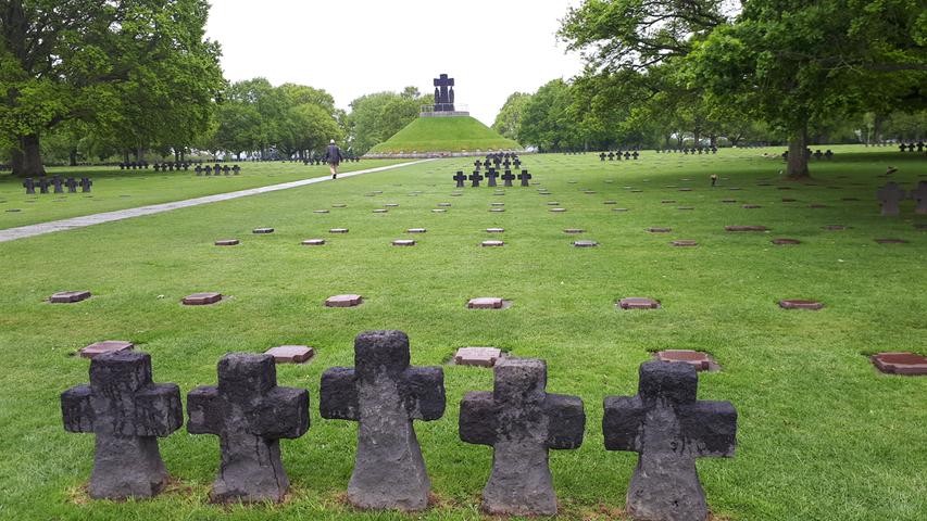 Der Soldatenfriedhof von La Cambe ist der größte von sechs deutschen Kriegsgräberstätten in der Normandie. Daneben gibt es britische, amerikanische, kanadische und einen polnischen Friedhof. Insgesamt starben im Zweiten Weltkrieg etwa 240000 Deutsche in Frankreich,jeder dritte wurde in der Normandie zur letzten Ruhe gebettet.