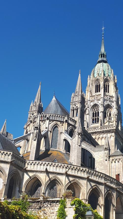 Eines des imposantesten Bauwerke der ganzen Region: die Kathedrale von Bayeux. Das Städtchen blieb als einziger größerer Ort von der Zerstörungen bei den erbitterten Kämpfen zur Befreiung von der NS-Besatzung verschont. Jahrhundertelang beherbergte die Kirche die berühmte "Tapisserie von Bayeux".