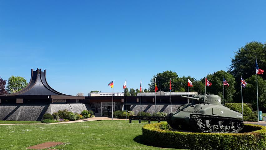 Panzer vor dem Museum von Bayeux, das der "Schlacht um die Normandie" gewidmet ist.