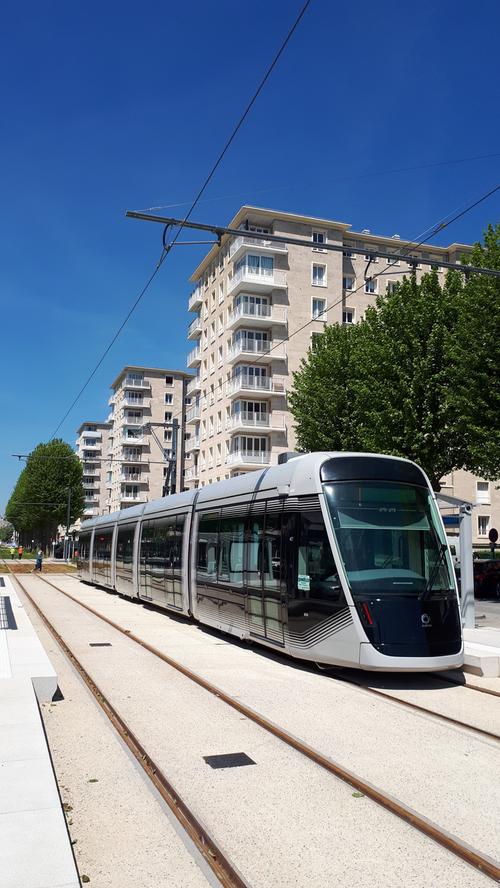 Wie in fast allen französischen Städten erlebt die Straßenbahn auch in Caen eine Renaissance - gerade werden neue Linien fertiggestellt.