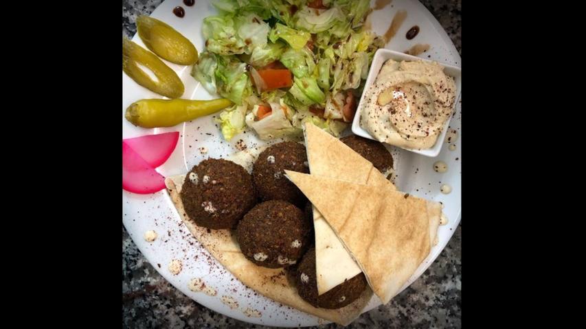 Das "Medina" ist ein syrisches Schnellrestaurant, das neben Falafel auch zahlreiche andere Köstlichkeiten anbietet. Unsere User haben das Lokal in der Nürnberger Straße  79 in Erlangen für gut bewertet.