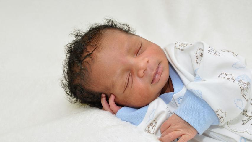 Baby Saviour erblickte am 9. Juni im Klinikum Hallerwiese das Licht der Welt. Bei der Geburt war er stolze 52 Zentimeter groß und wog 3250 Gramm.