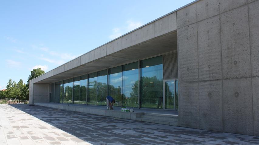 Auch von außen ein Blickfang: Die nach Westen ausgerichtete Glasfront des Foyers der Gunzenhäuser Stadthalle.