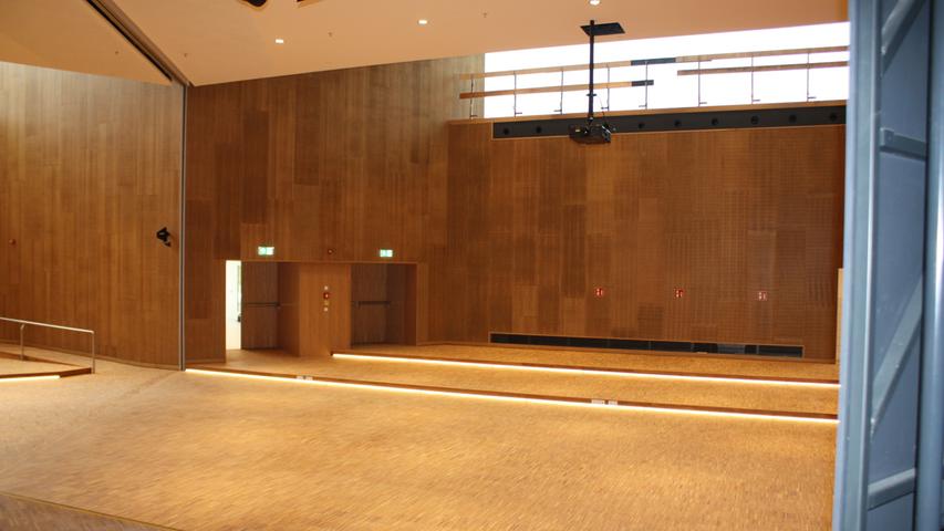Der Saal der Stadthalle kann gedrittelt werden, und im Gegensatz zur früher gibt es auch in allen drei Bereichen Tageslicht.