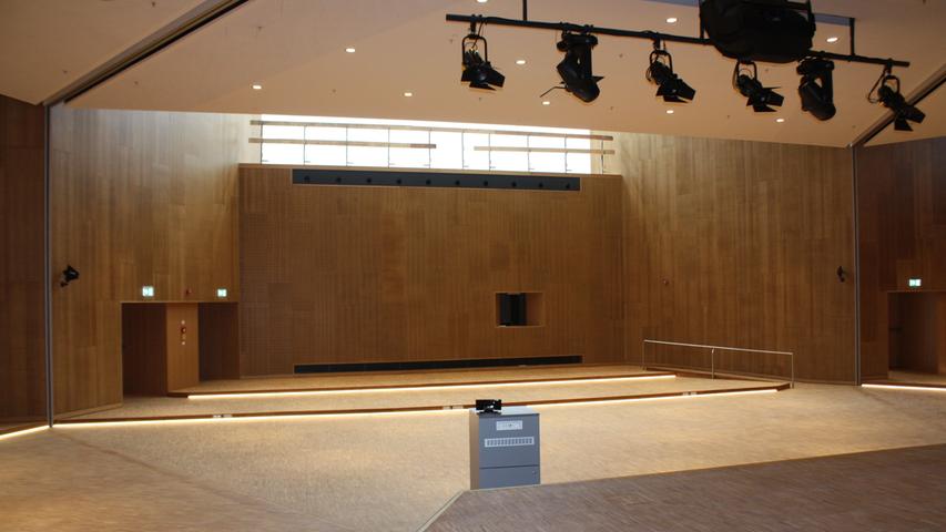 Viel Licht, viel Holz, viel Technik im Herz der Stadthalle: Der Blick von der Bühne in den Saal.