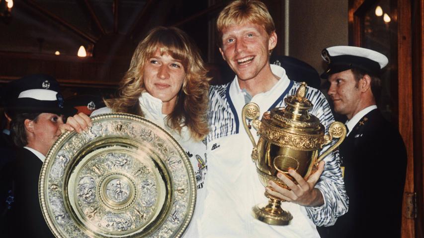Alte Bekannte: Steffi Graf und Boris Becker waren damals die Shootingstars der deutschen Tennisszene. Hier posieren sie 1989 gemeinsam mit ihren Trophäen in London. 1988 war ihr "Goldenes Jahr". Sie gewann noch im Teenager-Alter Melbourne, Paris, Wimbledon und die US Open. Der Medienrummel war riesig - außerdem wurde Steffi Weltsportlerin des Jahres.