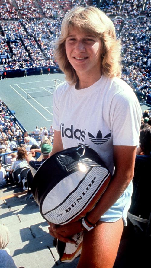 Hier sieht man Steffi Graf vor dem Center Court in Flushing Meadows während der US Open. Ihre Spitznamen waren zum Beispiel "Gräfin" oder "Fräulein Forehand". Ihre starke Vorhand, sie ist Rechtshänderin, war geachtet, gefürchtet und einzigartig.