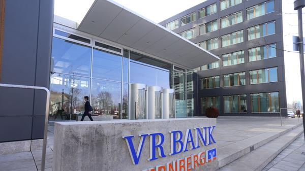 Mit 20 Standorten in Nürnberg und der unmittelbaren Nachbarschaft ist auch die Volksbank Raiffeisenbank im Stadtgebiet gut vertreten. Die 264 Mitarbeiter kümmern sich um rund 56.000 Kunden und erwirtschaften eine Bilanzsumme von 1,4 Milliarden Euro. Unter den 23 genossenschaftlichen Instituten in Mittelfranken liegt die VR Bank Nürnberg damit an fünfter Stelle.