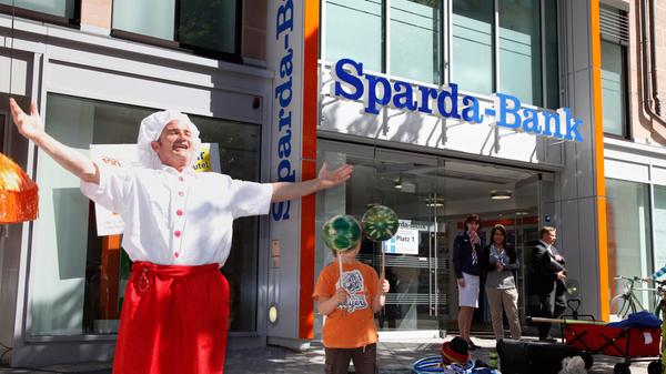Auch ohne spezielle Aktionen wie auf diesem Bild ist die Filiale in der Nürnberger Karolinenstraße eine der erfolgreichsten - nicht nur der Sparda-Bank Nürnberg, sondern unter allen Sparda-Banken bundesweit, wie das fränkische Geldhaus betont. Das Geschäftsgebiet der Sparda-Bank Nürnberg erstreckt sich bis nach Aschaffenburg, Coburg und Bayreuth, sie unterhält in Nordbayern insgesamt 16 Filialen. Die 365 Mitarbeiter der einstigen Eisenbahnerbank erwirtschaften eine Bilanzsumme von 4,198 Milliarden Euro (2018). Das genossenschaftliche Institut hat knapp 223.000 Mitglieder, die zugleich Kunden sind.