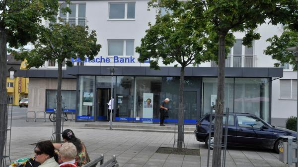 Die Deutsche Bank unterhält in Nürnberg sechs Filialen, darunter diese in Mögeldorf. Von der Geschäftsstelle in der Karolinenstraße aus steuert das größte deutsche Geldhaus zudem sein Geschäft in Nordbayern. Dazu gehören weitere Filialen in Bayreuth, Coburg, Bamberg, Erlangen, Fürth, Würzburg und Aschaffenburg. Insgesamt betreut das Institut in der Region mit 184 Mitarbeitern 184000 Kunden, 67000 davon in Nürnberg. Zum Gewinn des Branchenprimus hat Nordbayern einen "wichtigen Beitrag" geliefert, heißt es in der regionalen Geschäftsleitung. Das Geschäftsvolumen vor Ort beziffert die Bank mit 6,2 Milliarden Euro (2018). Unter diese Position rechnet das Geldhaus die Kundeneinlagen, das Kreditvolumen sowie die Werte in den Kundendepots.