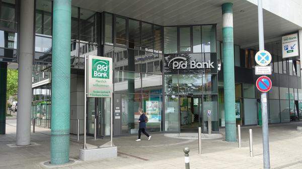 Einst waren die Post-Spar- und Darlehensvereine die Hausbank für Postmitarbeiter. Wie andere frühere Spezialbanken auch haben sich die PDS Banken mittlerweile längst für weitere Personenkreise geöffnet. Nach wie vor sind sie jedoch auf das Privatkundengeschäft fokussiert, Unternehmen zählen nicht zur Klientel. Die PSD Bank Nürnberg betreut mit 214 Mitarbeitern rund 131.000 Kunden. Mit einer Bilanzsumme von 3,29 Milliarden Euro (2017) liegen die Franken unter den bundesweit 14 PSD Banken an zweiter Stelle. Die PSD Banken gehören wie die Volks- und Raiffeisenbanken sowie die Sparda-Banken zum genossenschaftlichen Finanzsektor.