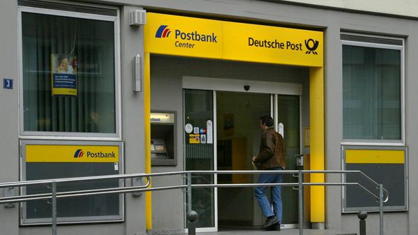 Die Postbank gehört zur Deutschen Bank und wird von dieser als eigenständige Marke geführt. Dabei ist die Postbank auf das standardisierte Geschäft mit Privatkunden ausgerichtet. Sie betreibt bundesweit rund 850 Filialen und zählt etwa 13 Millionen Kunden.