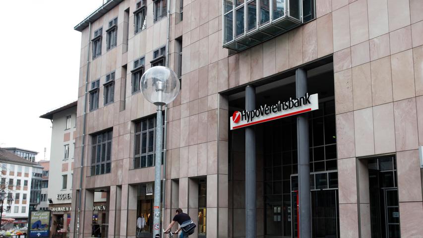 Neben der Sparkasse und der BayernLB ist die HypoVereinsbank das dritte Geldhaus, das sich am Lorenzer Platz in Nürnbergs Zentrum angesiedelt hat. Das Münchner Institut gehört zum italienischen Finanzkonzern Unicredit. In den vergangenen Jahren hat die Bank die Zahl ihrer Filialen deutlich reduziert, der Personalstand sank - auch in Nürnberg.