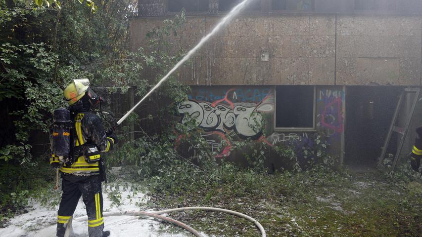 Rauch und Flammen: Feuer in leerstehender Lagerhalle in Erlangen