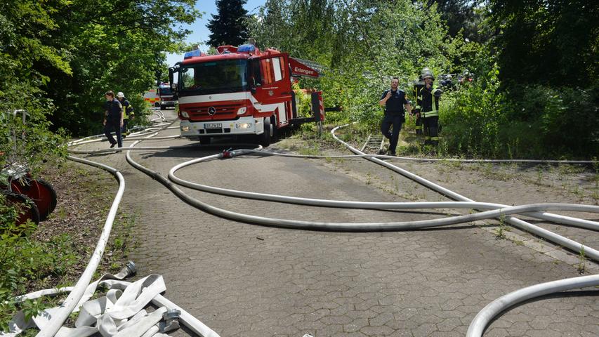 Rauch und Flammen: Feuer in leerstehender Lagerhalle in Erlangen