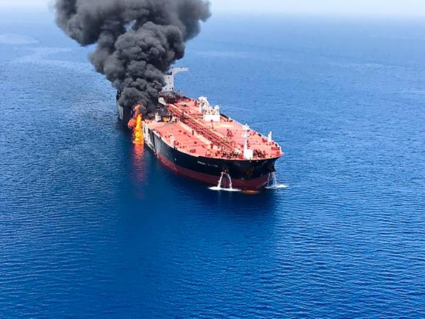 Zwischenfälle am Golf von Oman: Tanker in Flammen