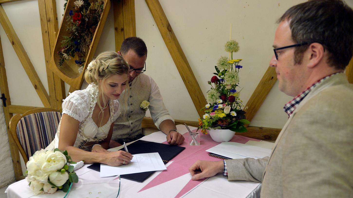 Erst die Trauung, dann ging es ins Riesenrad: Jasmin Ostertag und Jan-Philipp Waffenschmidt haben geheiratet.