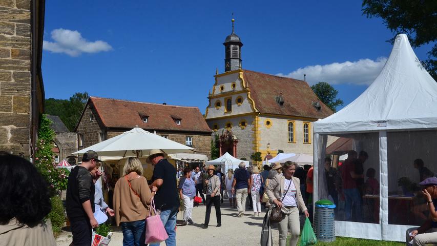 Buntes Gartenfest: Wieder volles Haus in Schloss Eyrichshof