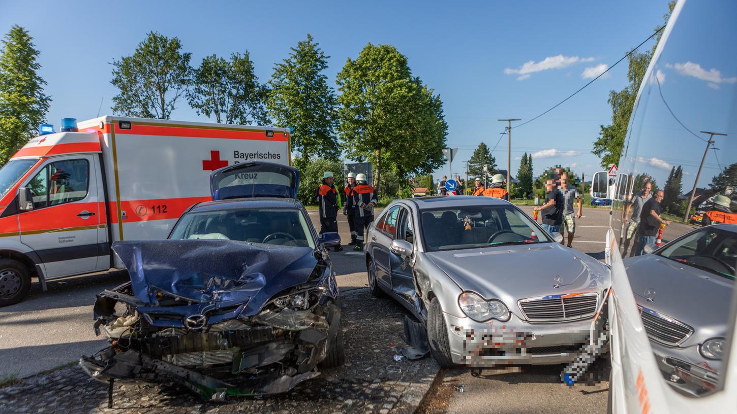 Die Fahrzeuge sind nach der Kollision in der Bahnhofsstraße bei Markt Berolzheim schwer beschädigt.
