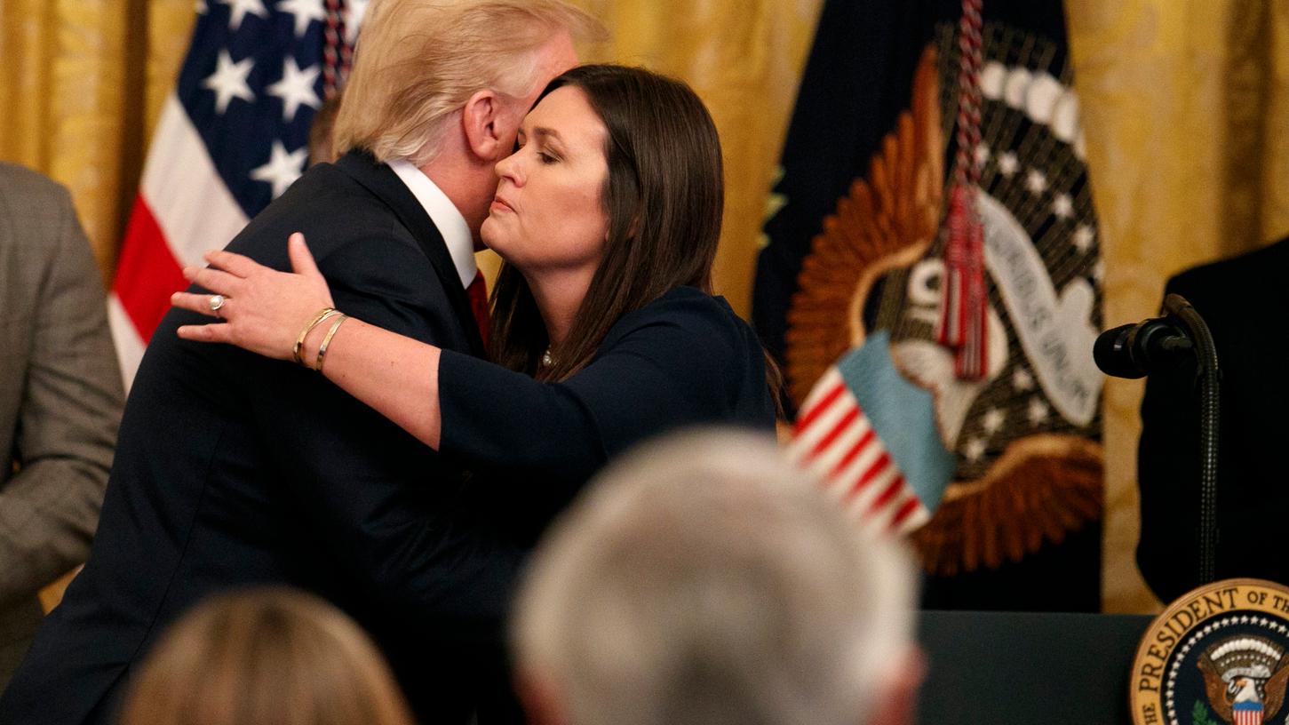 Präsident Donald Trump umarmt die Pressesekretärin des Weißen Hauses, Sarah Sanders, nachdem er sich bei der scheidenden Sprecherin öffentlich bedankt hatte.